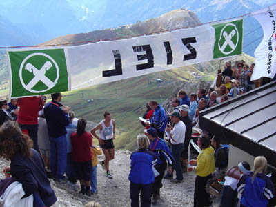 traguardo della extrem marathon 2004 il vincitore Jonathan Wyatt